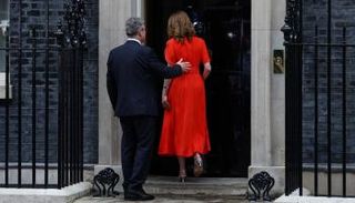 ستارمر وزوجته لدى وصولهما إلى مقر رئيس الوزراء في 10 داونينغ ستريت