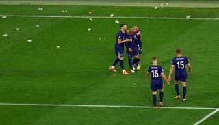 إلقاء أكواب أمام منتخب هولندا