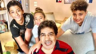 أحمد عدوية رفقة أحفاده