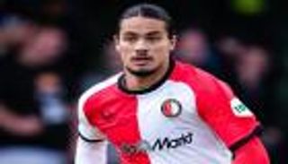 بحضور استثنائي لزروقي.. الجزائري موسى يدشن انطلاقته مع فينورد