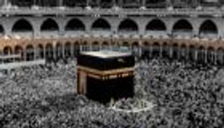الكعبة تكتسي حلتها الجديدة.. 1220 كيلوغراما من الذهب والفضة والحرير (صور)
