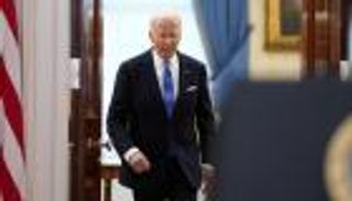 الضغوط تحاصر الرئيس.. بايدن يحارب على جبهتين