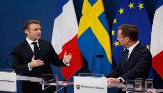 الرئيس الفرنسي إيمانويل ماكرون ورئيس الوزراء السويدي أولف كريسترسون