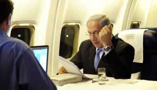 نتنياهو داخل الطائرة- أرشيفية