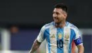 نحو العرش التاريخي.. ميسي ينتزع لقب الوصيف في طريقه إلى رونالدو