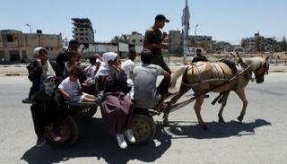 فلسطينيون ينزحون من أماكن القتال في غزة