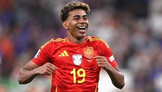 لامين يامال نجم منتخب إسبانيا الواعد