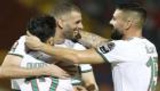 بين القمة والقاع.. 5 نجوم من جيل الجزائر «الذهبي» بدون فريق