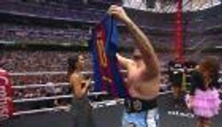«ملاكم» بطل برشلونة الجديد.. استفز ريال مدريد بقميص ميسي (فيديو)