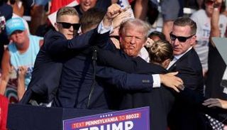 ترامب يلوح بقبضته بعد تعرضه لإطلاق النار