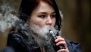 اقتربت من الموت.. السجائر الإلكترونية تصيب مراهقة بـ«ثقب في الرئة»