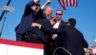 لقطة تظهر دماء على وجه الرئيس السابق بعد إطلاق النار