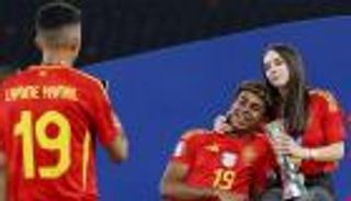 ظهرت في احتفالات اليورو.. من الفتاة التي خطفت قلب لامين يامال؟