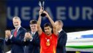 «امنحوه الكرة الذهبية».. مدرب منتخب إسبانيا يدعم بطل يورو 2024