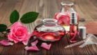 ترطيب البشرة وتنقيتها وتخفيف التوتر.. من فوائد ماء الورد الصحية