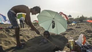 الدفن في الرمال- أرشيفية