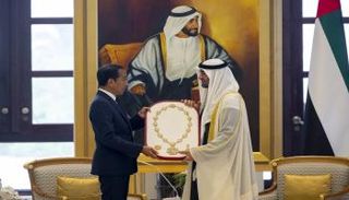 الشيخ محمد بن زايد آل نهيان يمنح الرئيس الإندونيسي «وسام زايد»