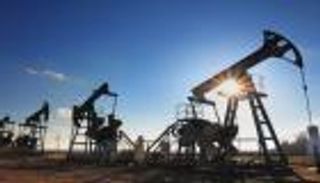 أسواق النفط في مرمى العواصف.. كيف يؤثر المناخ على الإنتاج والأسعار؟