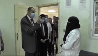 محافظ سوهاج مع الطبيبة