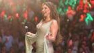 إليسا تخطف الأنظار في حفل أعياد بيروت.. رقصة مثيرة دون حذاء