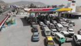 بعد الضربات الإسرائيلية.. أزمة وقود بمناطق الحوثي وطوابير أمام المحطات بالحديدة