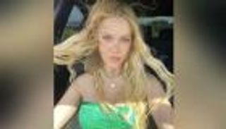 ممثلة تركية تلتقط «صورا غريبة» عند قبر والدها.. انتقادات حادة من الجمهور