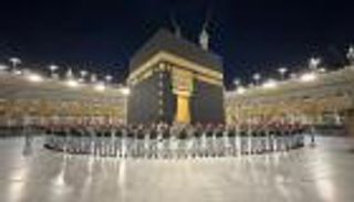 غسل الكعبة المشرفة.. خليط من ماء زمزم والورد (صور)