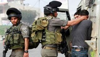 جنديان إسرائيليان يعتقلان شابين فلسطينيين - أرشيفية