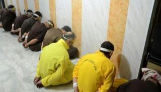 صورة نشرتها وزارة العدل العراقية لعناصر من تنظيم «داعش» معصوبي الأعين