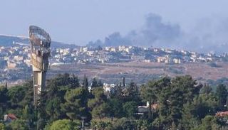 دخان يتصاعد فوق لبنان وسط تصعيد بين حزب الله وإسرائيل- أرشيفية