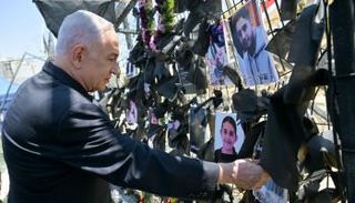 بنيامين نتنياهو في موقع سقوط الصاروخ على مجدل شمس