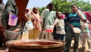 أطفال سودانيون ينتظرون توزيع الطعام عليهم