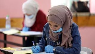 طالبة تؤدي امتحانات الثانوية العامة في مصر