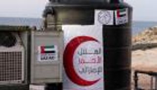 الإمارات توزع مياه الشرب على نازحي دير البلح في غزة (فيديو)