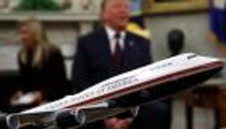 «المكتب الطائر» بحُلة جديدة.. ترامب عينه على هذه الألوان