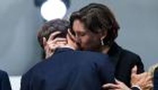 قبلة من وزيرة على خد ماكرون.. صورة تثير الجدل في افتتاح الأولمبياد