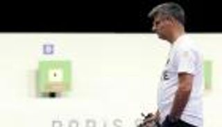 واضعا يده في جيبه.. عجوز تركي يحرج الرياضيين في أولمبياد باريس