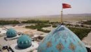 إيران ترفع «علم الثأر» الأحمر.. إلى ماذا يرمز؟