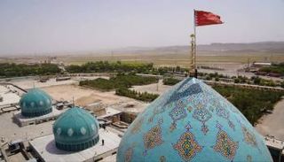 العلم الأحمر  فوق قبة مسجد جمكران في قم الإيرانية