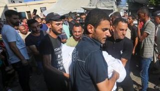 فلسطينيون يبكون ذويهم الذين قتلوا جراء القصف الإسرائيلي