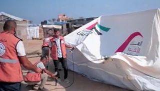 متطوعون ينصبون إحدى الخيام في غزة