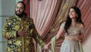 أول ظهور لـ«أنانت أمباني» وعروسه في باريس.. «وزن زائد» يفاجئ المتابعين (فيديو)