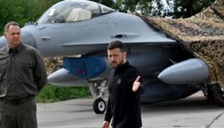 زيلينسكي يقف أمام طائرة أمريكية الصنع من طراز إف-16