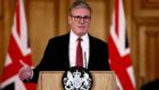 «داونينغ ستريت» ينقذ ستارمر من عاصفة العطلة.. باق لمواجهة الشغب