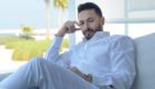 حمادة هلال يجري عملية جراحية في ظهره