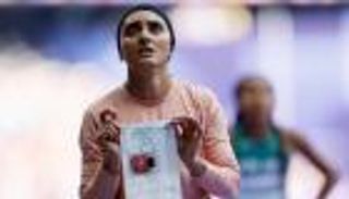 من مضمار باريس..فتاة أفغانية ترسل رسالة جريئة لـ«طالبان»