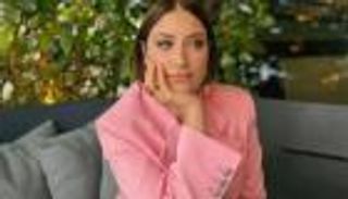 هازال كايا.. تفاصيل أزمة الفنانة التركية بسبب منزل «كريه الرائحة»