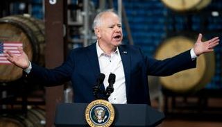 تيم والز.. مرشح هاريس لمنصب نائب رئيس أمريكا بالانتخابات