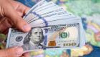 ارتباك في أسواق العملات.. الدولار يتكبد خسائر فادحة بسبب ضغوط الفائدة