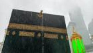 سقوط أمطار غزيرة على المسجد الحرام (فيديو)